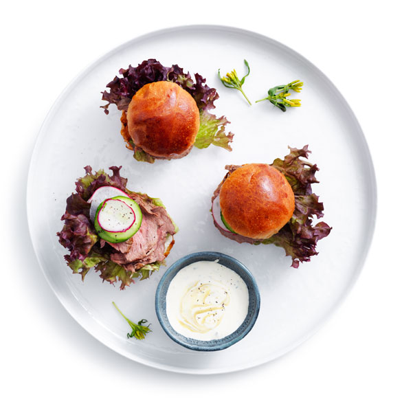 Fresh, quick, and healthy – Try our roast beef and mustard crème rolls.
