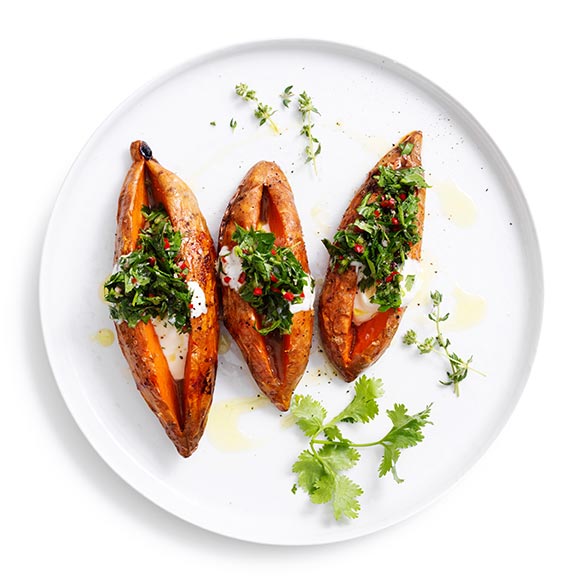 Split, stuff and share! Try our sweet potatoes split – with yogurt and chimichurri.